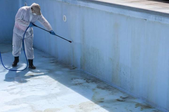 Désinfection paroi piscine vide Laval
