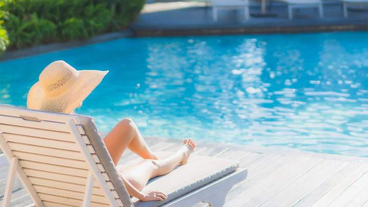 Piscine et transat Laval