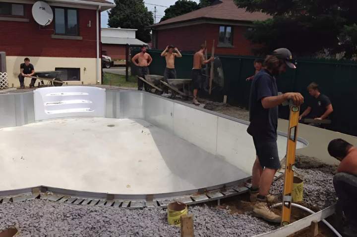 Installation piscine et intégration margelles Laval