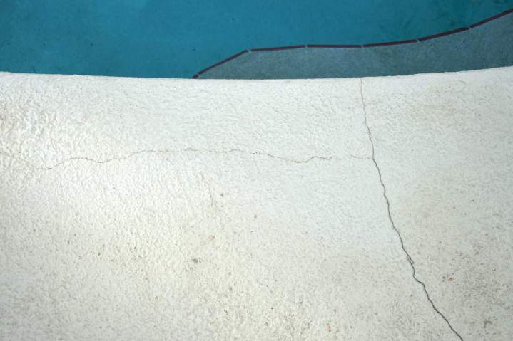 Fissures piscine à colmater Laval